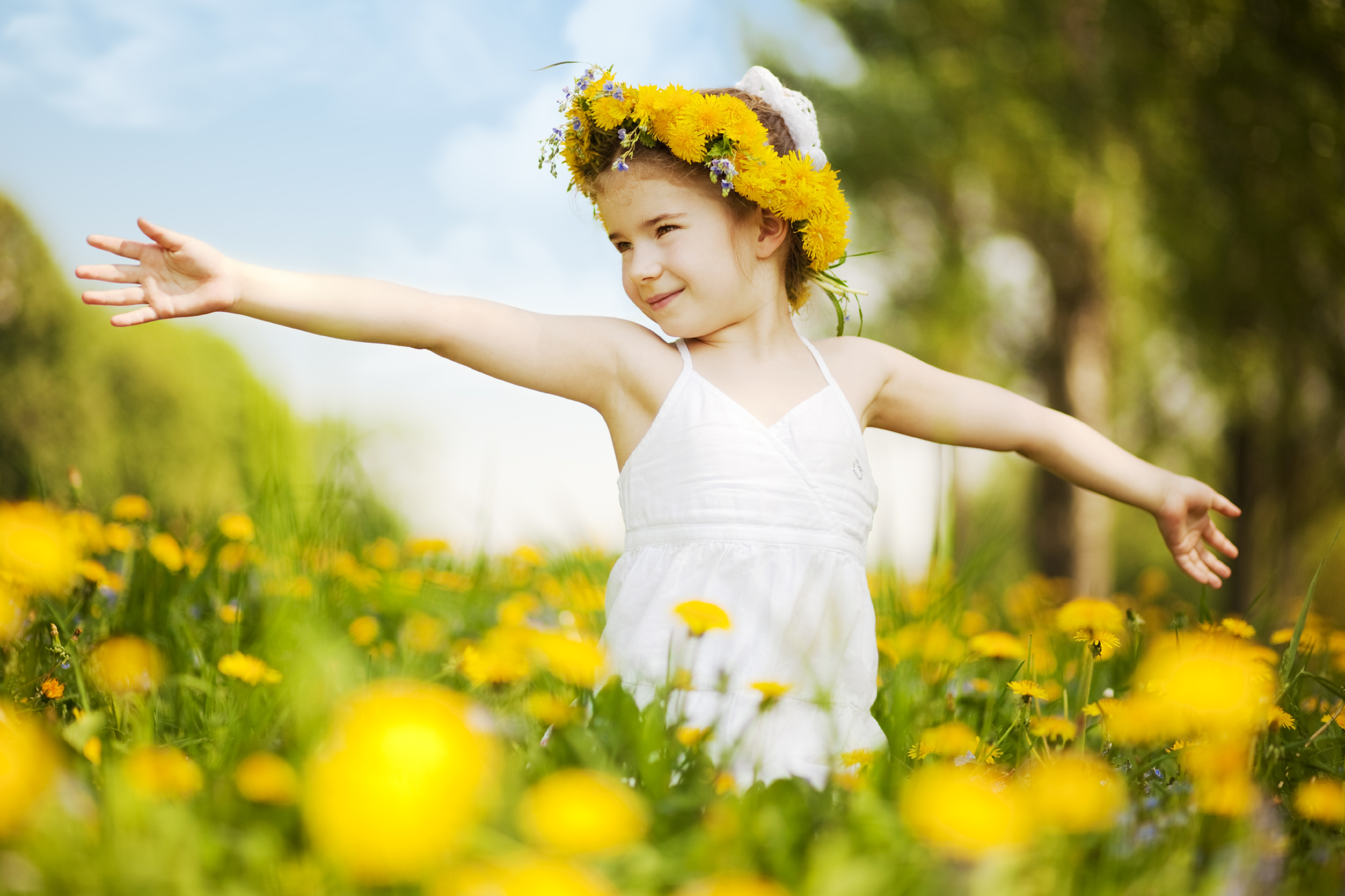 Подари солнечный свет. Наташа Санду. Счастливый ребенок. Радостные дети. Девочка с цветами.